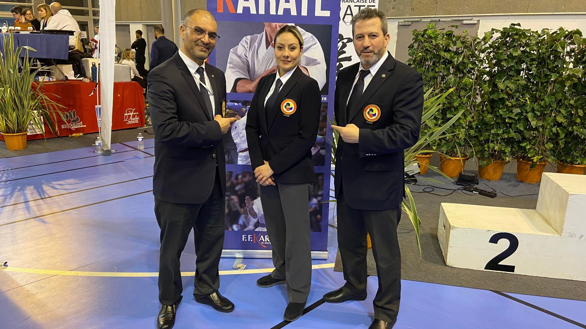 Lola au centre en tenue officielle d’arbitre