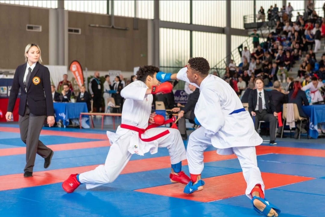 Lola à gauche en tant qu’arbitre centrale sur une compétition de karaté combat