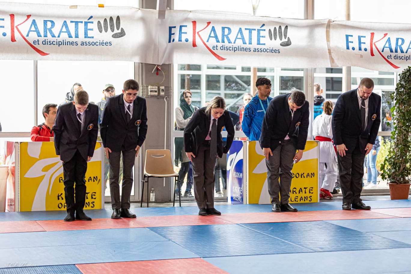 Lola au centre en tenue d’arbitre