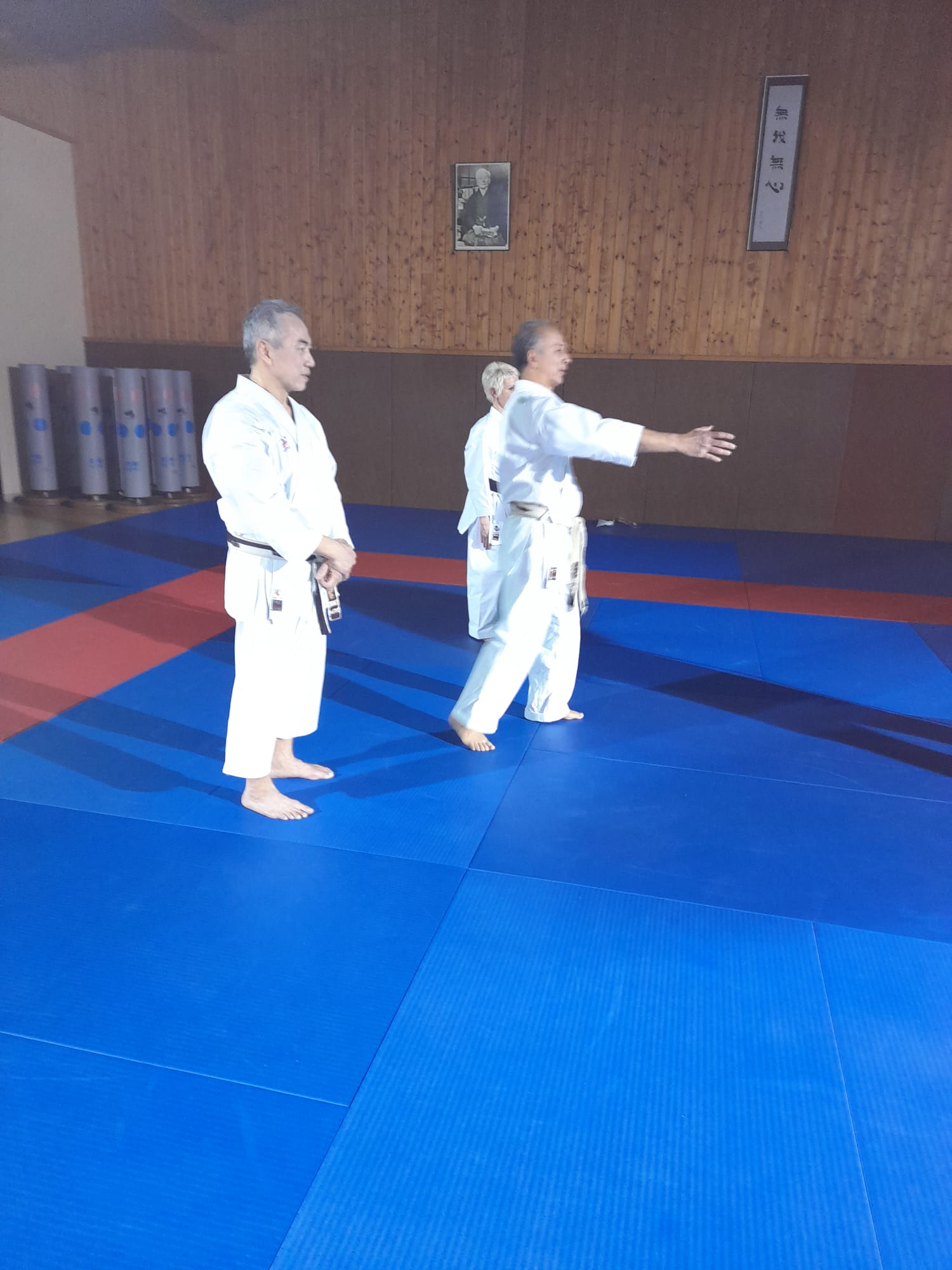 Henri demandant à Serge de venir au centre pour la remise