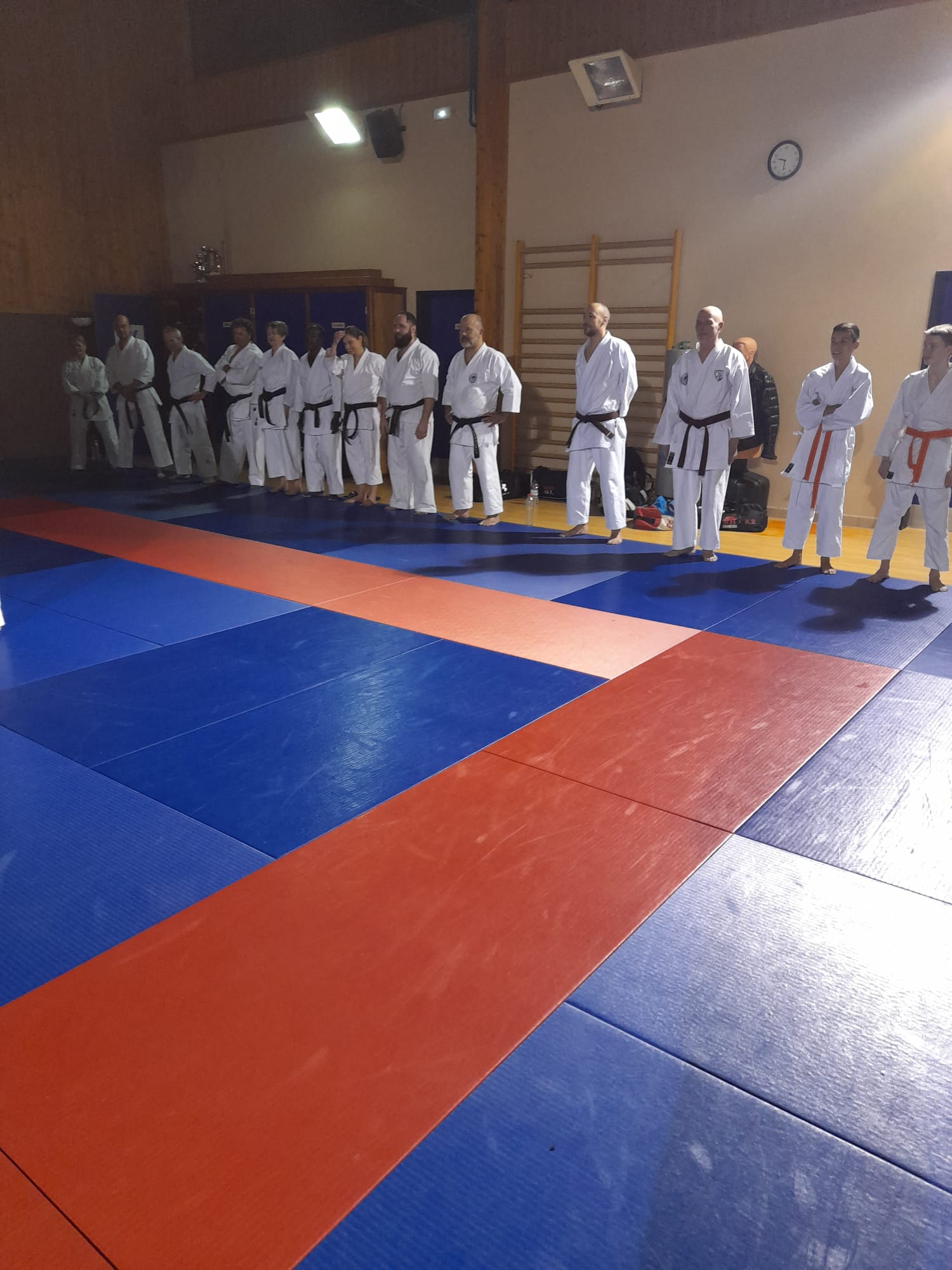 Les membres admirant la remise de la ceinture noire de Serge